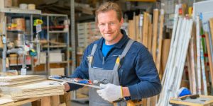 Byggvaruhusen i Umeå erbjuder ett brett sortiment av produkter, från grundläggande byggmaterial som trä och spik till mer specialiserade verktyg och maskiner.